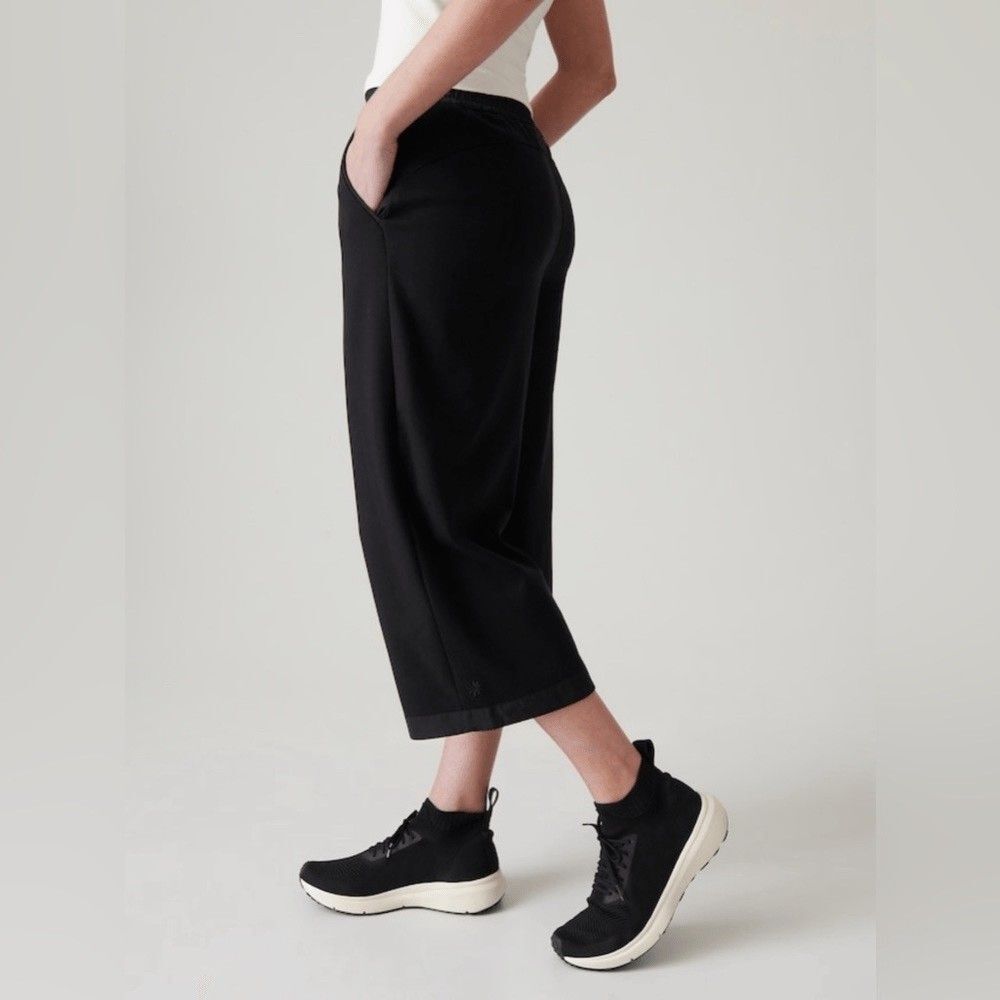ATHLETA Black Triumph Hybrid Wide Leg Crop Cargo Pants Pockets Elastic Waist XS - Picture 3 of 11